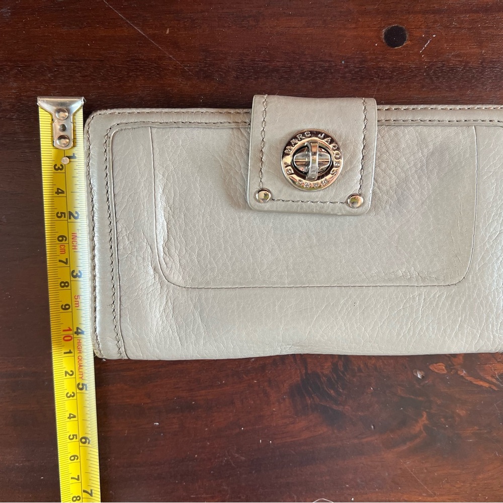 Marc Jacobs Off-White Leather Wallet - Picture 9 of 10